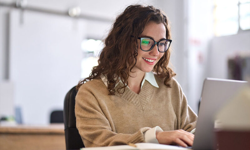 Jewish woman sitting behind a computer searching for egg donors